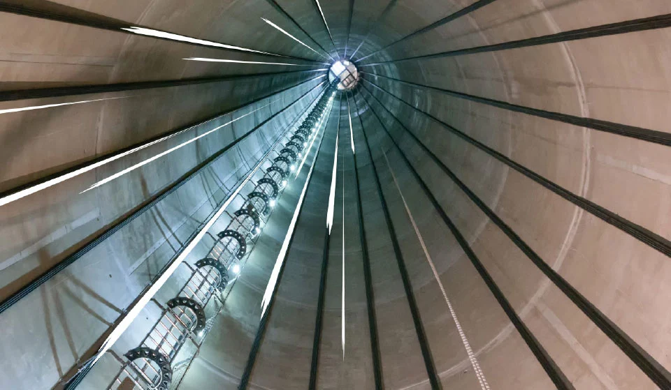 Innenansicht Turm einer Windkraftanlage 