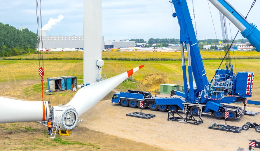 Großkomponententausch einer Windkraftanlage. Hydraulikkran steht zur Demontage und Remontage bereit