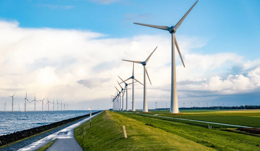 Windkraftanlagen onshore und offshore, Wolken im Himmel