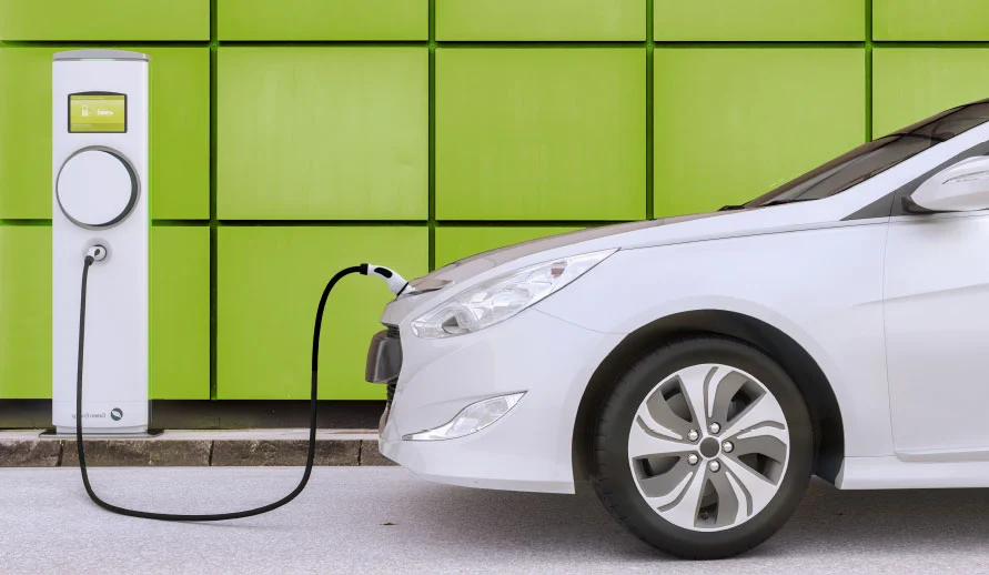 E-Auto an Ladestation 
