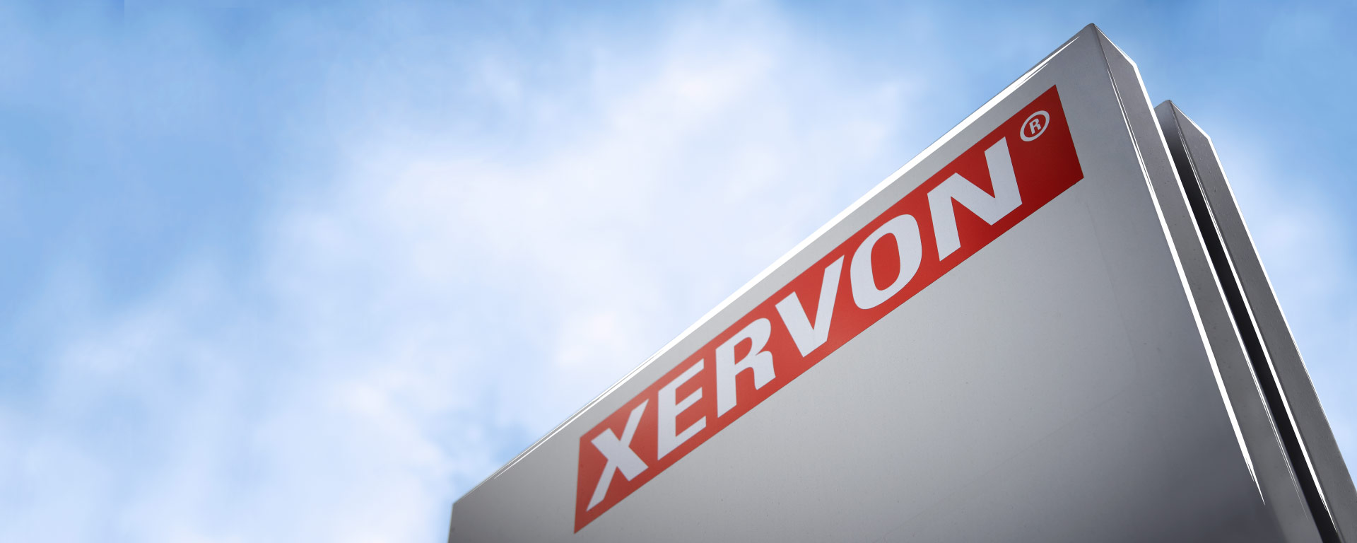 XERVON-Logo an einem Gebäude