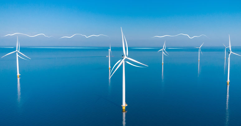 Offshore Windpark bei Sonnenschein, ruhiges Meer 