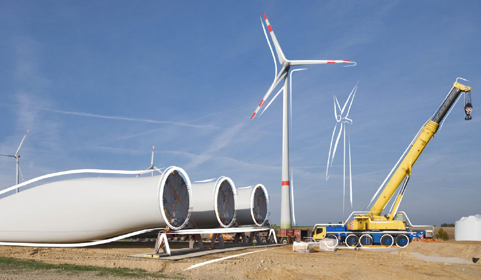 Rotorblätter liegen nehmen einer Windkraftanlage, Hydraulikkran steht bereit für Großkomponententauschk