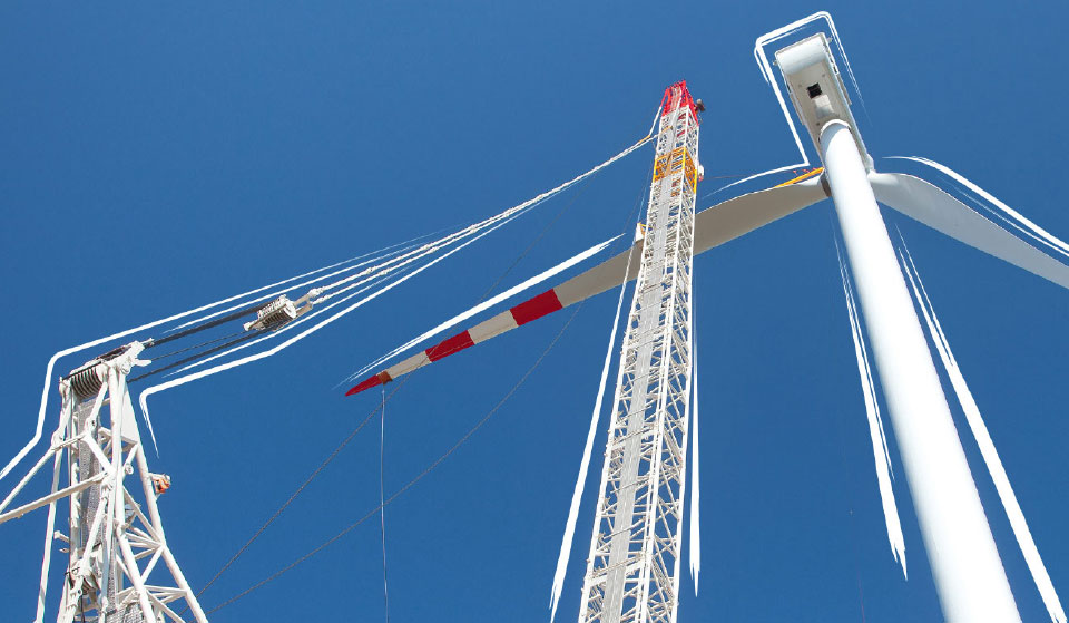 Blick von unten auf onshore Windkraftanlage